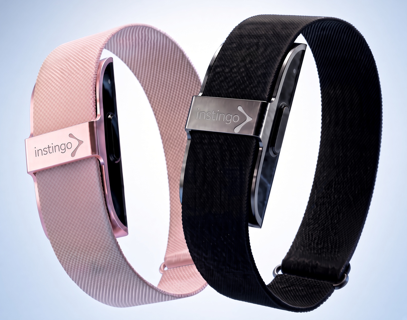 Zwei Fitness-Tracker mit Firmenlogo auf dem Metallverschluss, in Roségold und Schwarz